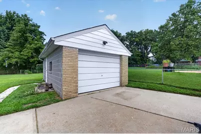 365 Saint Marie Street, Florissant, MO 63031 - Photo 32
