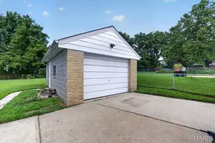 365 St Marie St, Florissant, MO 63031 - Photo 32