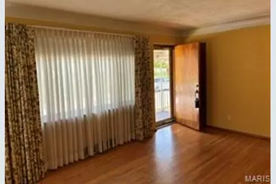 5444 Sunshine Drive, Saint Louis, MO 63109 - Photo 2