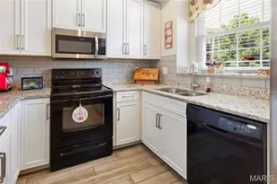 1927 Bennington Common Dr, Saint Louis, MO 63146 - Photo 6