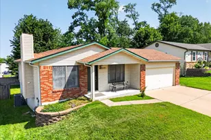12127 Josephine Marie Dr, Maryland Heights, MO 63043 - Photo 2