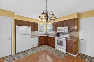 2739 Cripple Creek Dr, Oakville, MO 63129 - Photo 10