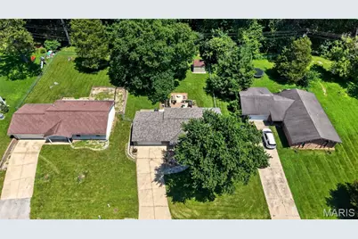 802 Barbara Place, Saint Charles, MO 63366 - Photo 2