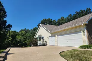 1 Big Bluff Ct, Saint Charles, MO 63304 - Photo 2