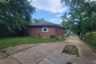 10107 Castle Dr, Saint Louis, MO 63136 - Photo 4
