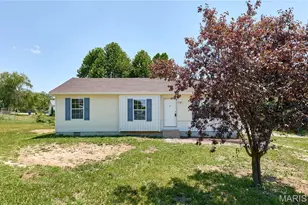 360 Julie Ct, Elsberry, MO 63343 - Photo 2