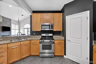 8931 Hilltop Manor Dr, Saint Louis, MO 63132 - Photo 18