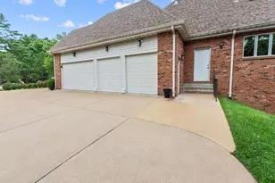 360 Laduemont Dr, Saint Louis, MO 63141 - Photo 8