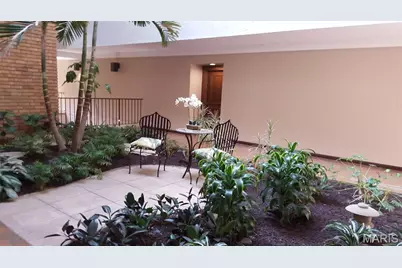 950 E. Rue De La Banque, Creve Coeur, MO 63141 - Photo 8