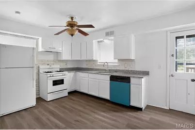 835 Lexington Park, Florissant, MO 63031 - Photo 8