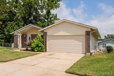 2894 Park New York Drive, Florissant, MO 63031 - Photo 2