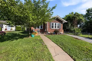 423 Heman Dr, Kirkwood, MO 63122 - Photo 2