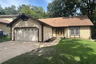 754 Carman Woods Dr, Manchester, MO 63021 - Photo 2