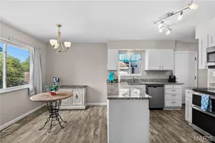 1445 Orchard Lakes Dr, Saint Louis, MO 63146 - Photo 14