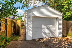 6421 Lindenwood Pl, Saint Louis, MO 63109 - Photo 10