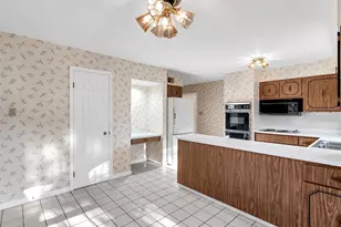 1949 Roth Dr, Saint Louis, MO 63131 - Photo 10