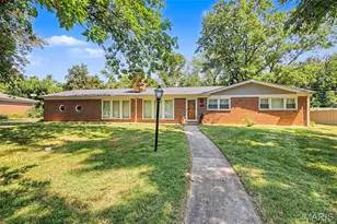 200 Tanglewood Dr, Ladue, MO 63124 - Photo 1