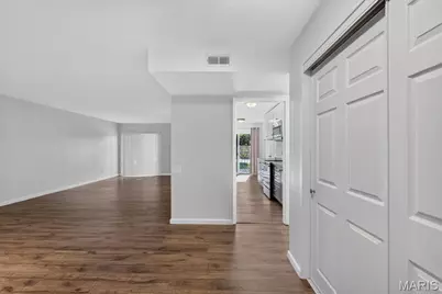 585 Coeur De Royale Drive #201, Creve Coeur, MO 63141 - Photo 4