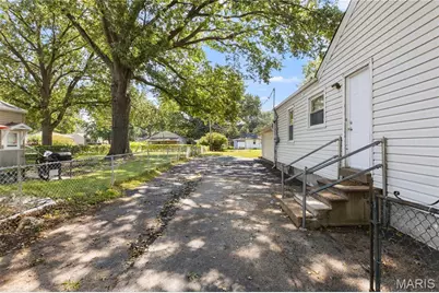 8 Wescott Drive, Florissant, MO 63031 - Photo 18