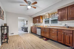 2006 Northaire Ln, Saint Louis, MO 63138 - Photo 10