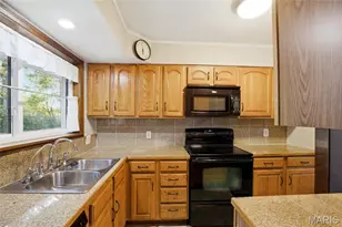 10606 Scotland Dr, Saint Louis, MO 63114 - Photo 6