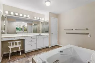 585 Coeur de Royale Dr, Creve Coeur, MO 63141 - Photo 22