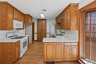 10950 Coral Ridge Dr, Saint Louis, MO 63123 - Photo 8