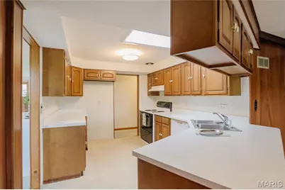 10441 Ewell Drive, Saint Louis, MO 63137 - Photo 6