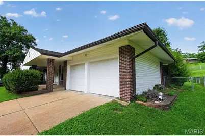 1939 Pickfair Drive, Saint Louis, MO 63146 - Photo 2