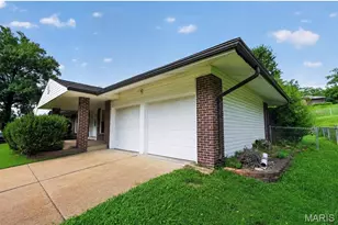 1939 Pickfair Dr, Saint Louis, MO 63146 - Photo 2