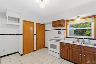 525 S Castello St, Florissant, MO 63031 - Photo 8