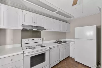 942 Guelbreth Lane #300, Creve Coeur, MO 63141 - Photo 12