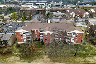 526 Sarah Ln, Creve Coeur, MO 63141 - Photo 1