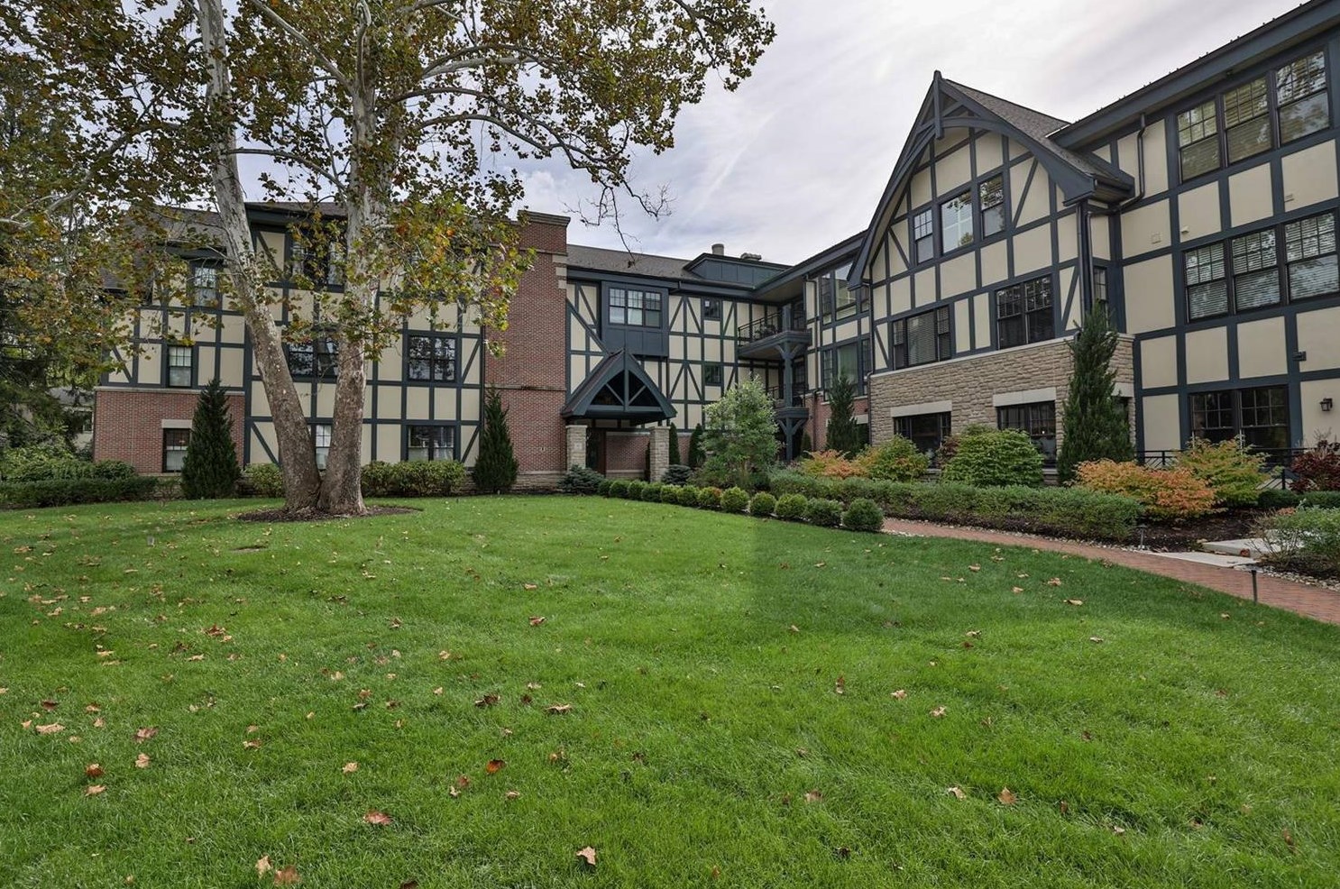 6901 Murray Ave, Cincinnati, OH 45227-3339