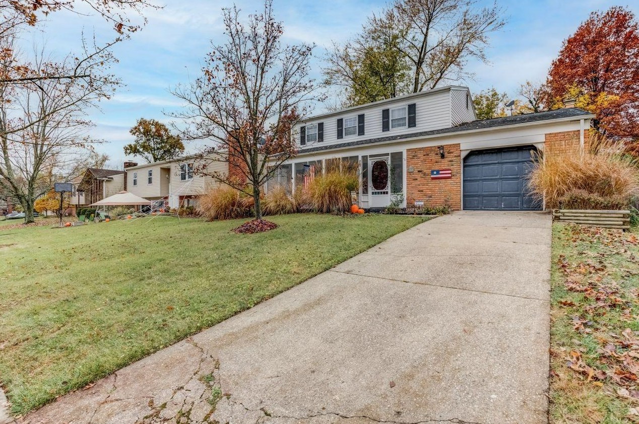 1347 Yellowglen Dr, Cincinnati, OH 45255-2529