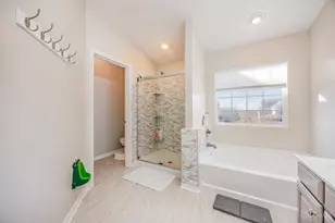 8060 Bridge Point Dr, Green Township, OH 45248 - Photo 14