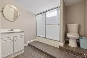 8965 Fontainebleau Terrace, Springfield Township, OH 45231 - Photo 4