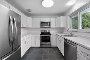 9470 Wynnecrest Dr, Blue Ash, OH 45242 - Photo 14