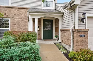 720 Castlegate Ln, Springfield Township, OH 45231 - Photo 2