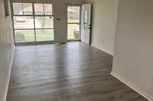 1315 Newport Dr, Springfield Township, OH 45231 - Photo 2