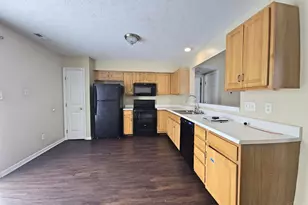 7312 Pinewood Dr, Franklin Township, OH 45005 - Photo 4