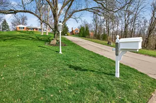 8674 Hollyhock Dr, Springfield Township, OH 45231 - Photo 4