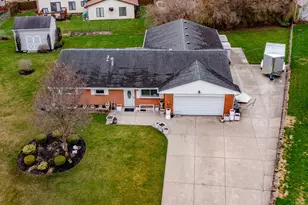 1033 Burchcliff Cir, West Carrollton, OH 45449 - Photo 2