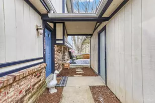 693 Redwood Ct, Union Township, OH 45244 - Photo 2