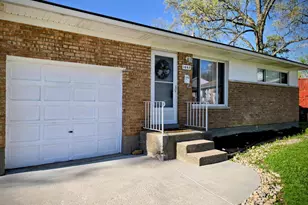 1042 Hollytree Dr, Springfield Township, OH 45231 - Photo 2