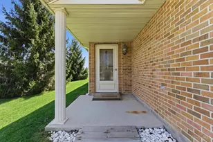 648 Oakridge Dr, Wilmington, OH 45177 - Photo 2