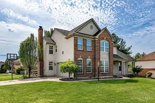 8796 Carey Woods Ln, West Chester, OH 45069 - Photo 2