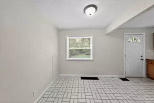 1149 Madeleine Cir, Springfield Township, OH 45231 - Photo 6
