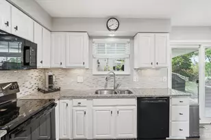 5318 Chatelaine Ct, Green Township, OH 45247 - Photo 8