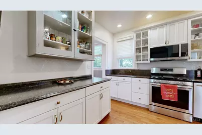 756 Clinton Springs Avenue, Cincinnati, OH 45229 - Photo 6